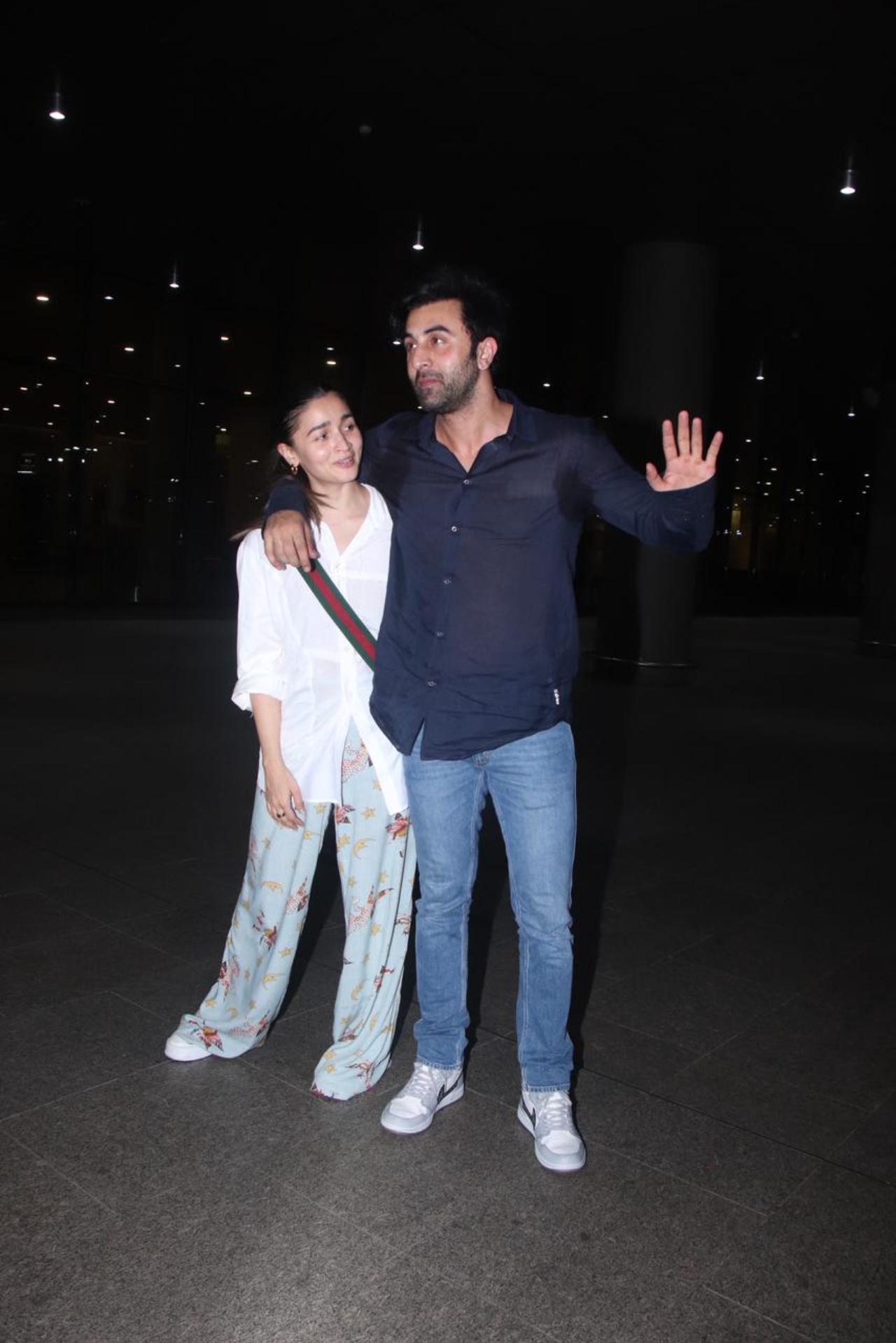 Despite this, Ranbir didn’t miss a chance to surprise fans as well as Alia by putting his arm around her shoulder. They seemed to enjoy a fun and sweet moment together