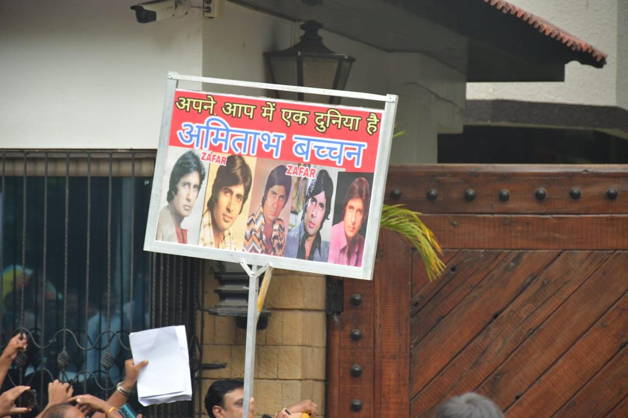 A fan had held up banner which contained retro pictures of Amitabh from different movies. It was captioned, ‘Apne aap mein hi ek duniya hai, Amitabh Bachchan’ – ‘Amitabh Bachchan is a whole world in himself’