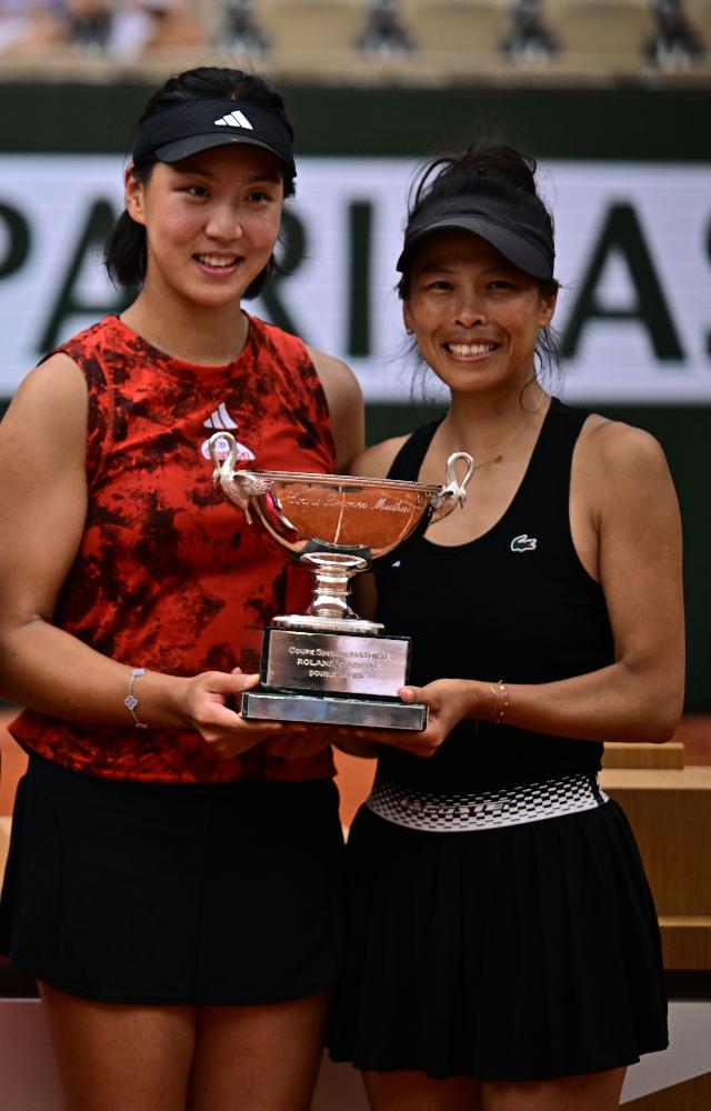 Taiwan’s Hsieh Su-wei and China`s Wang Xinyu won the women`s doubles title with a 1-6, 7-6 (7/5), 6-1 victory over Taylor Townsend and Leylah Fernandez.