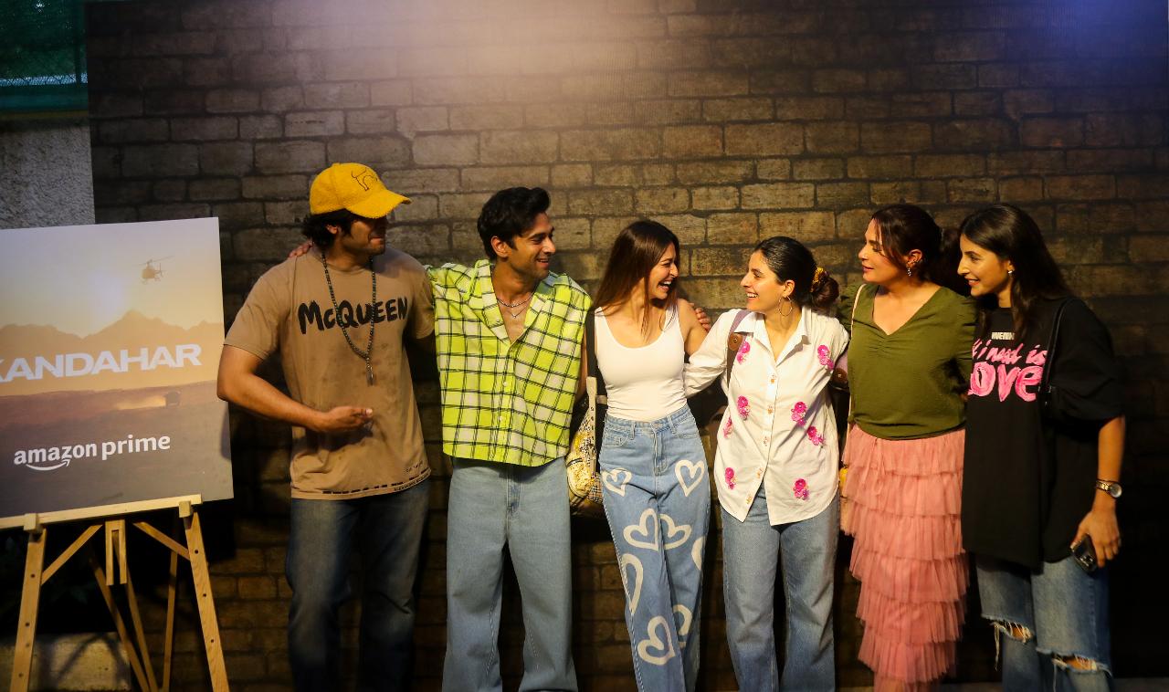 Harshita Gaur who plays Fazal’s on-screen sister in Mirzapur was also one of the invitees along with Isha Talwar. Here, the entire group seems to be enjoying a goofy moment!