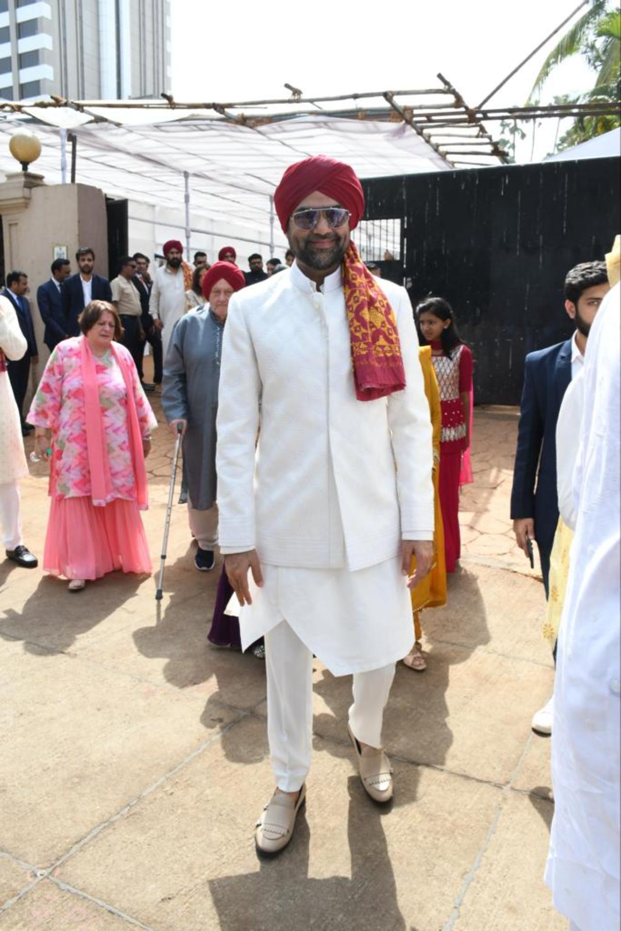 Abhay Deol looked stylish as always in a regal ivory kurta-pyjama (Pic Credits: Yogen Shah)