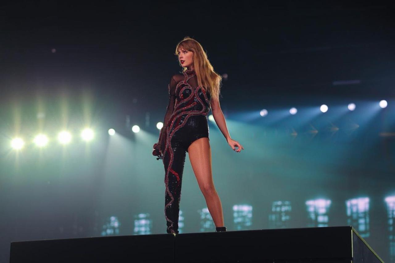 Reputation was arguably Taylor’s angsty, revenge-girl era. She’s ready to put on a high-energy performance in this red-black outfit with a serpentine design