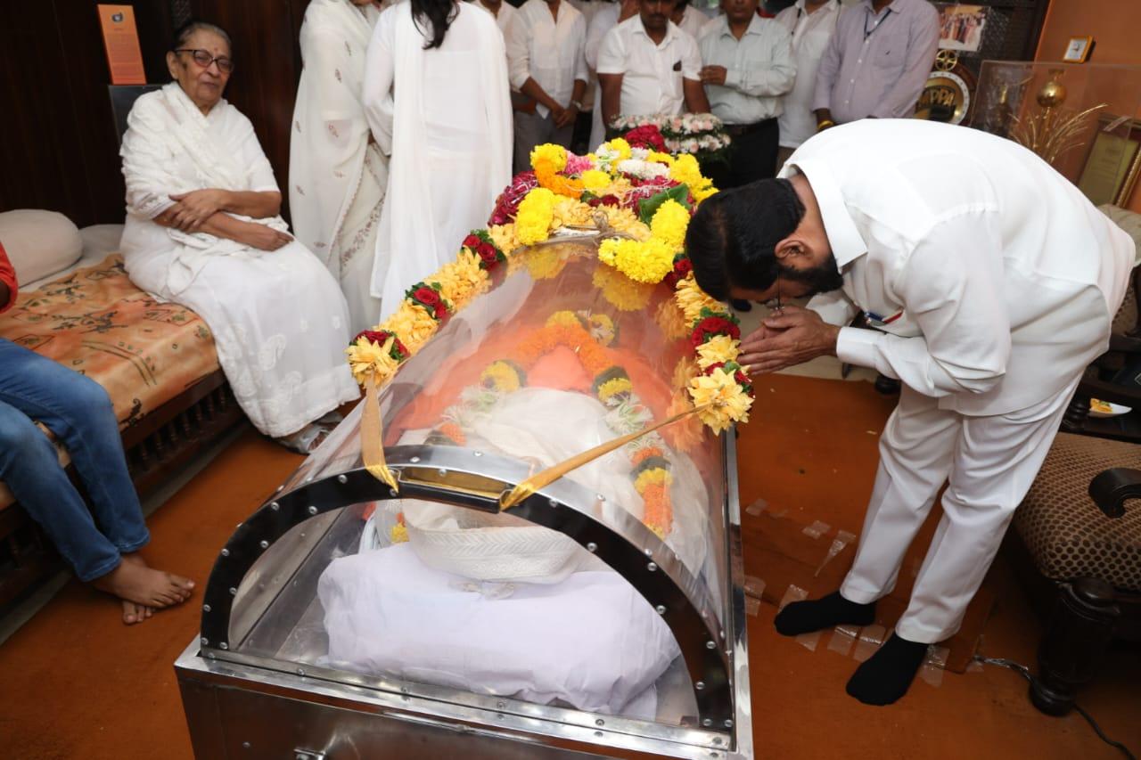 MNS chief Raj Thackeray also paid his last respect to Sulochana Latkar