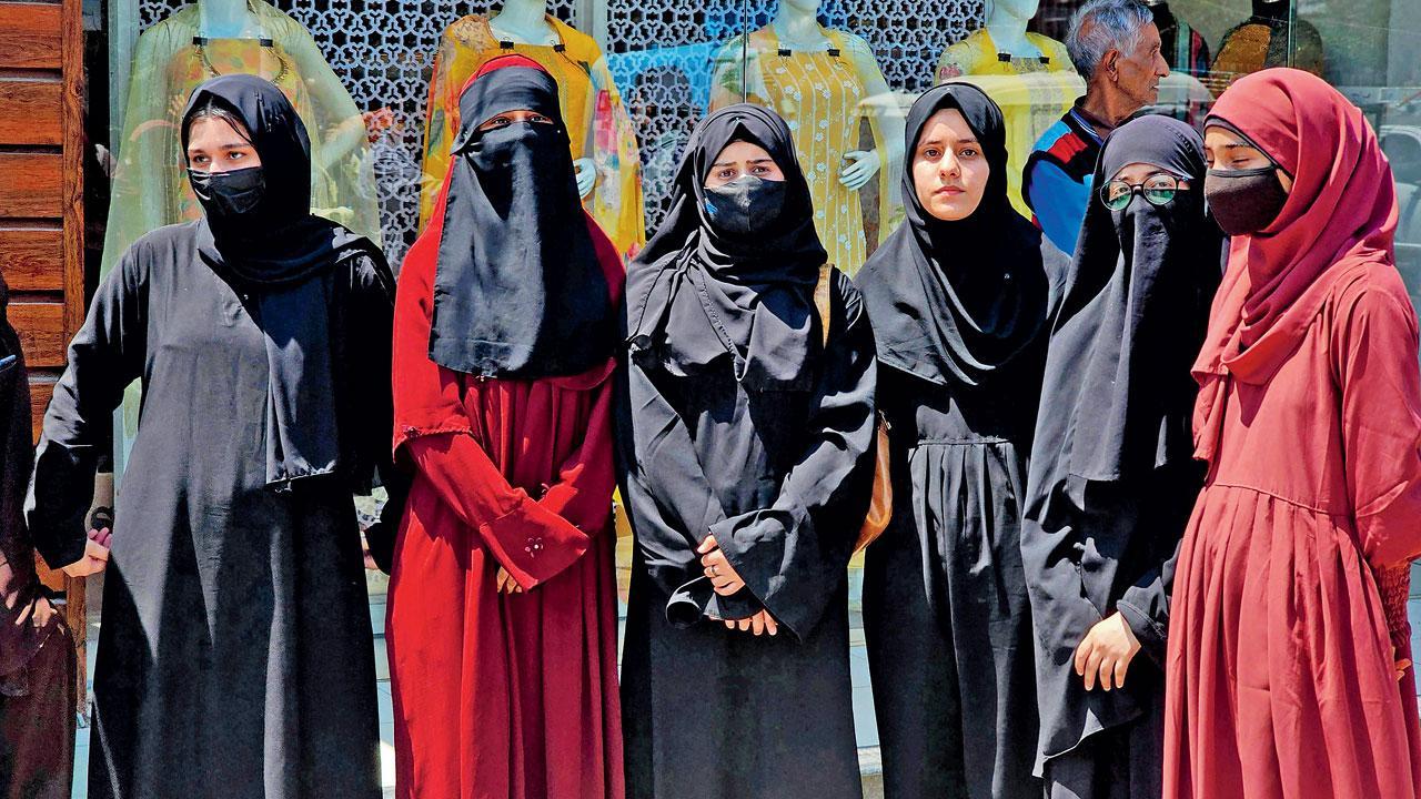 Girls protest as J&K school bars those wearing ‘abaya’ Girls protest as J&K school bars those wearing ‘abaya’