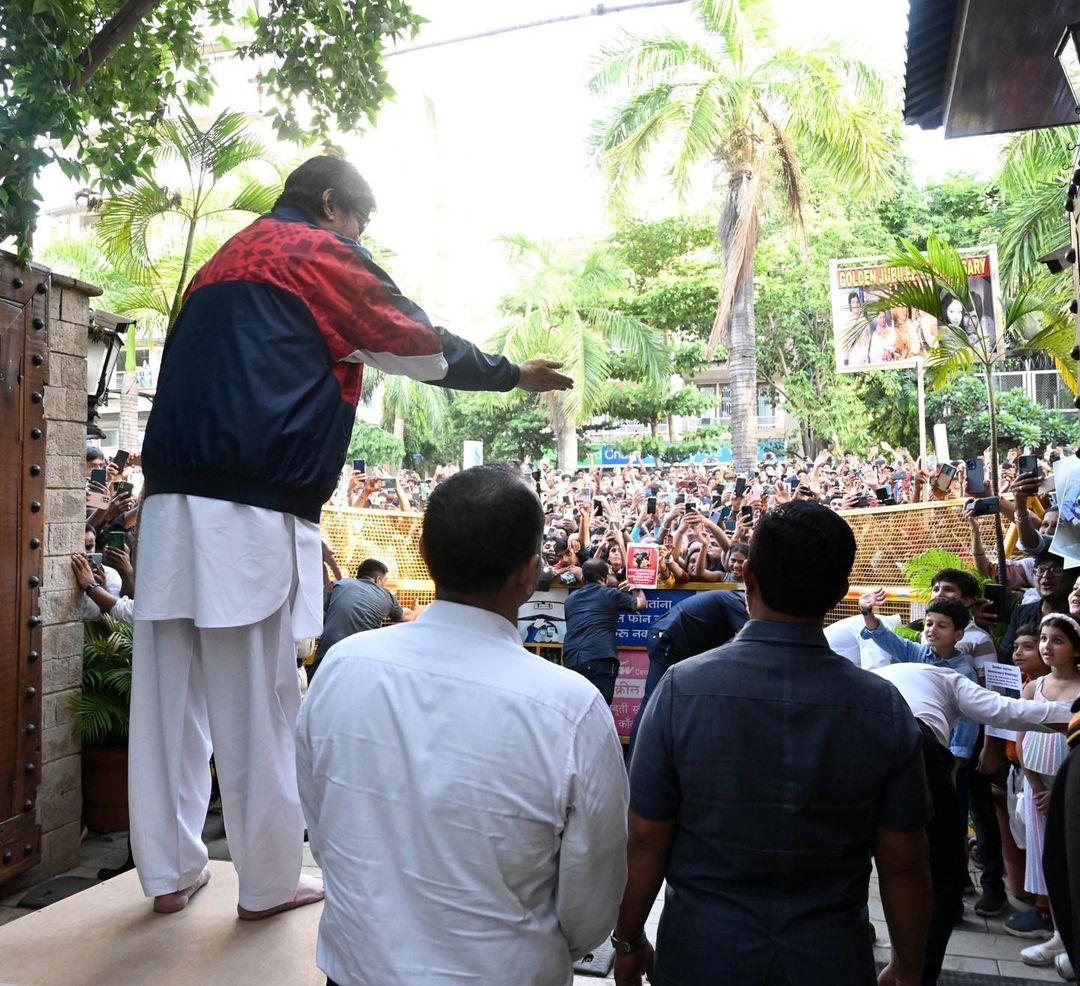 Megastar Amitabh Bachchan greets his fans every Sunday from Jalsa, his bungalow in Juhu. Taking to his Instagram, on Tuesday he posted a picture from his last Sunday greeting with his fans. Read full story here












