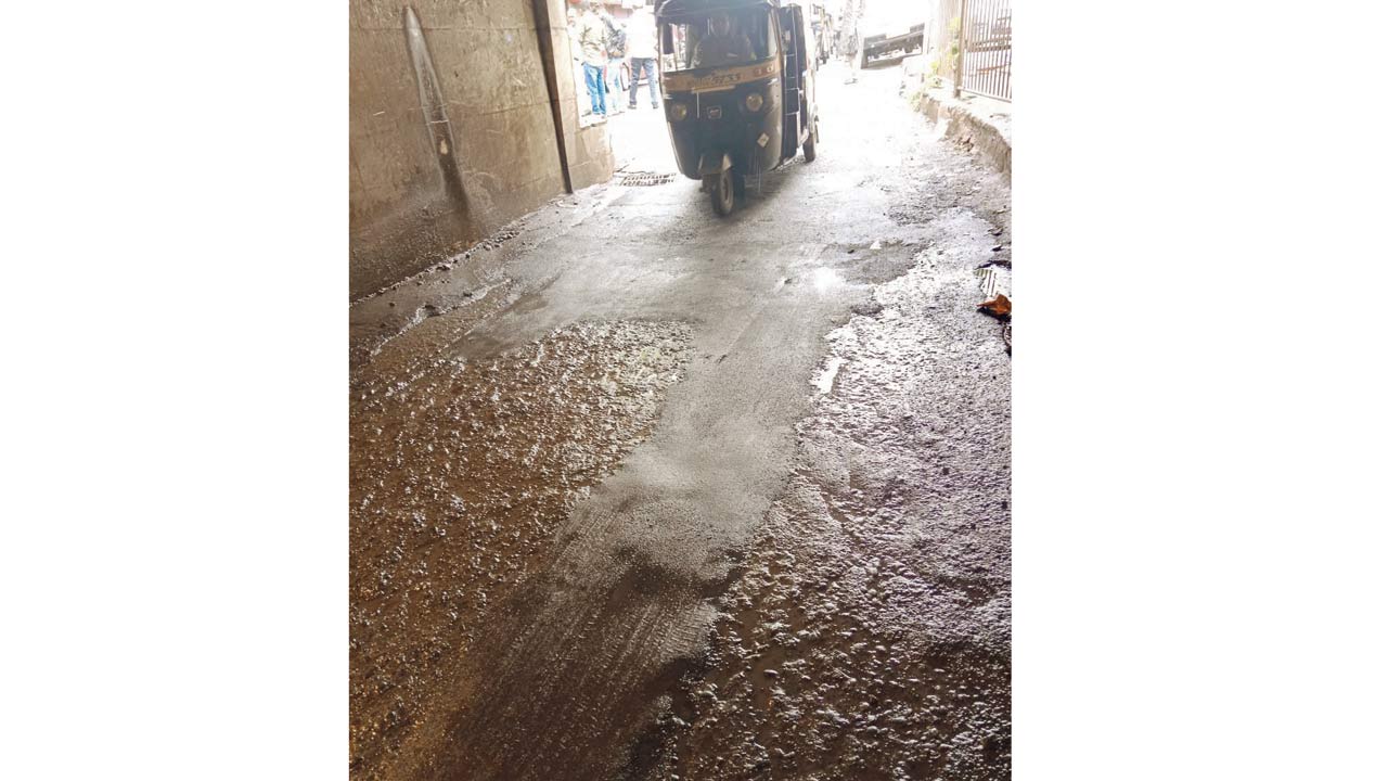 Khar subway 