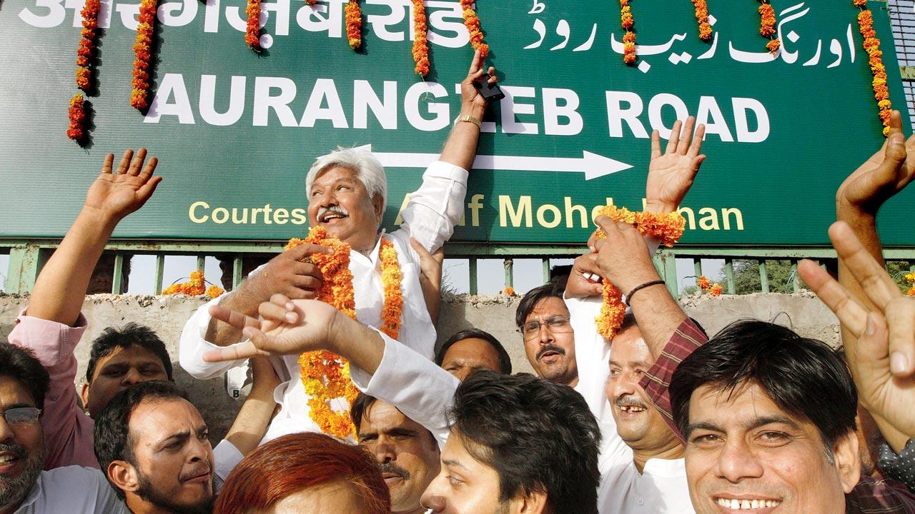 Ex-Congress MLA Asif Mohammad Khan with supporters after renaming of a stretch at Delhi’s Jamia Nagar as Aurangzeb Road by himself in protest over its renaming as APJ Abdul Kalam Road on September 4, 2015. Pic/Getty Images