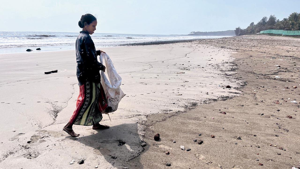 How Project Amhi’s Safai Saathis collect and segregate garbage in Alibaug's Kashid beach