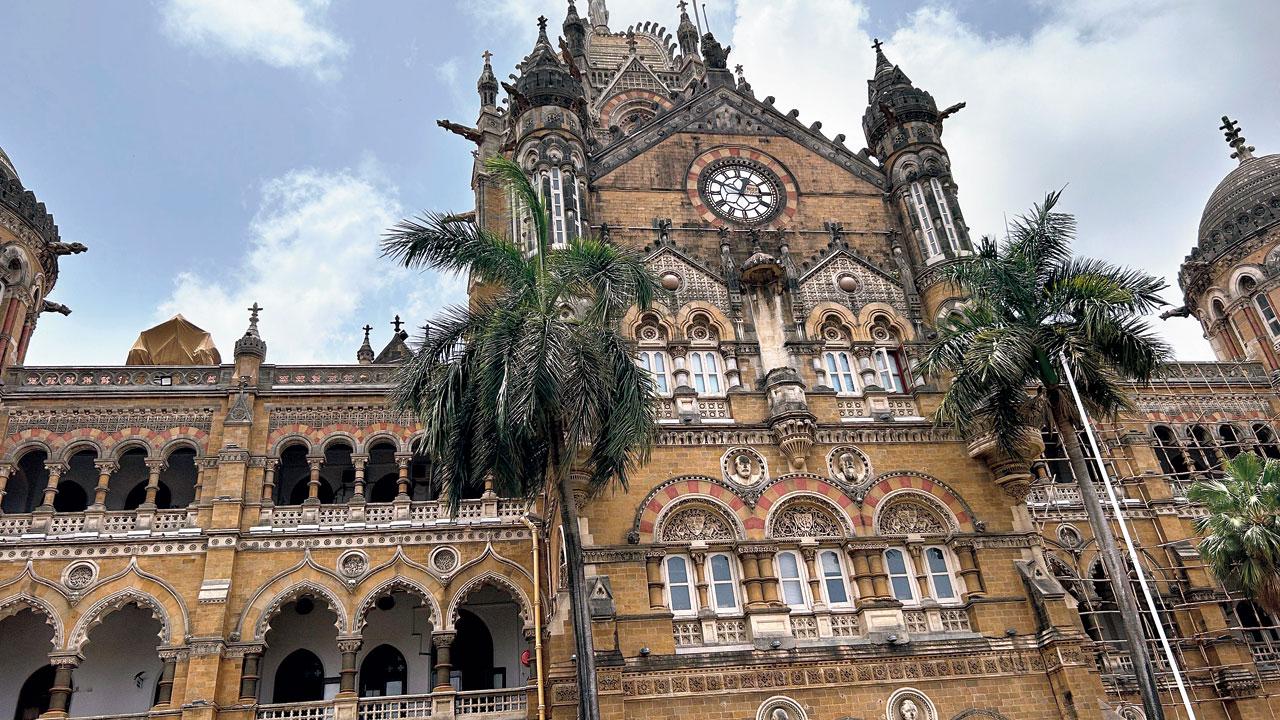 The CSMT tower clock is a mechanical clock and is keyed 14 times on Thursdays and Tuesdays every week between 10.25 am and 10.30 am. The statue atop the dome is called the Statue of Progress. It is often mistaken to be a statue of Queen Victoria, after whom the terminus was originally named. Incidentally, Queen Victoria’s statue, placed right below the tower clock, went missing rather mysteriously after in 1950. The space below the tower clock still remains vacant.