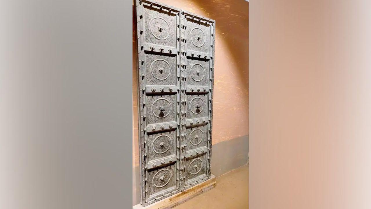 This ornate kitchen door is part of the museum’s collection. We learn that the display spotlights loan objects sourced by the students of museology. Loaning serves as a lesson in responsibility-building This ornate kitchen door is part of the museum’s collection. We learn that the display spotlights loan objects sourced by the students of museology. Loaning serves as a lesson in responsibility-building
