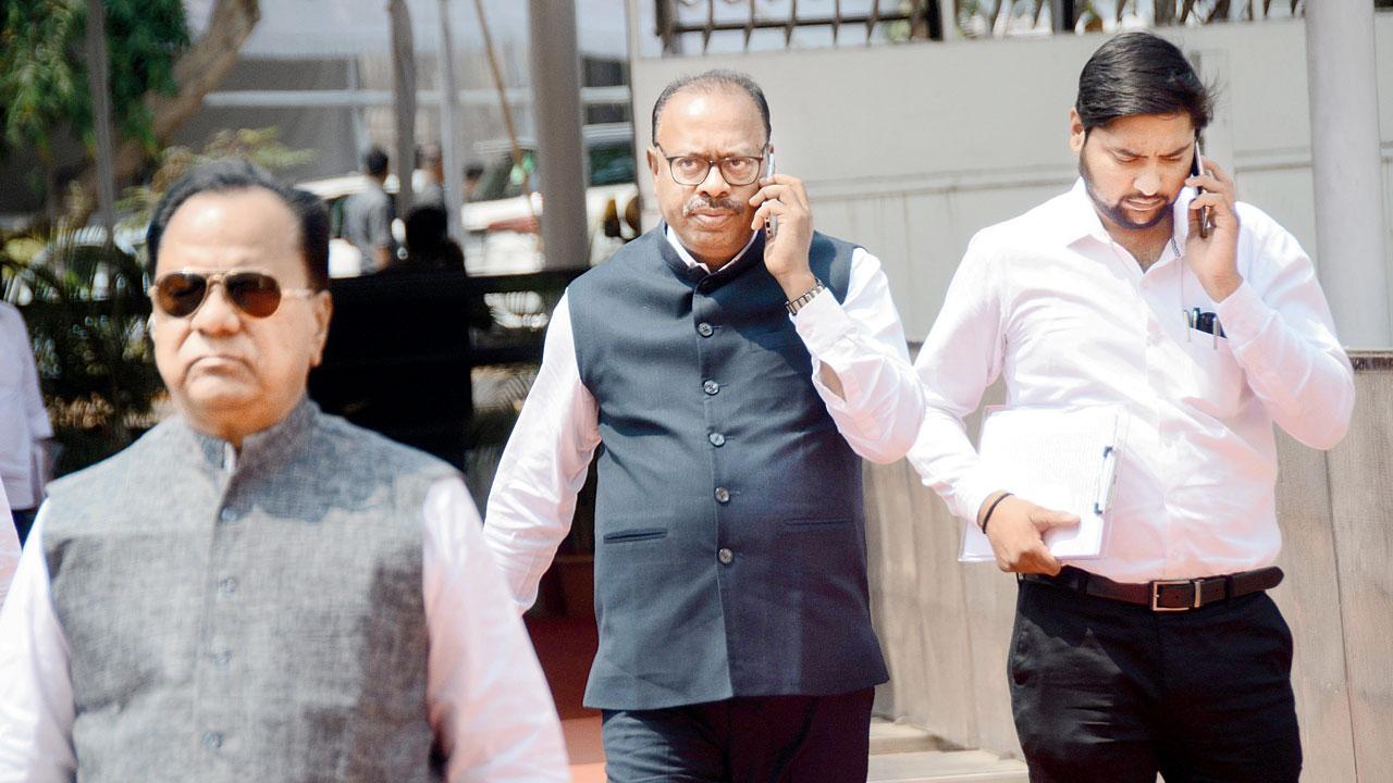 Chandrashekhar Bawankule, state BJP president (centre), said whether it was inadvertent or advertent, such actions that create a rift in the alliance should be avoided. File pic/ Sayyed Sameer Abedi
