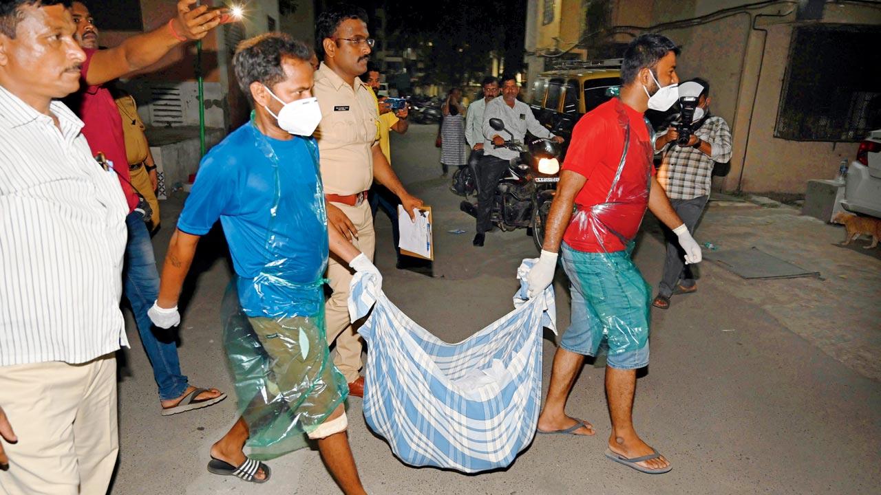 It took the Mira Road police and mortuary workers several trips to fully recover the body of Saraswati Vaidya, who was allegedly killed by her live-in partner Manoj Sane. Pic/Hanif Patel