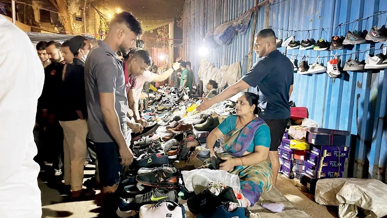 Chor Bazaar's Friday night/dawn market is a relatively new set-up. At the market, close to 100 hawkers find a seat along either side of the road, with their products spread out for display. Despite its location nearly 23 km from Andheri, it is locally referred to as ‘Andheri Bazaar’ or dark market.