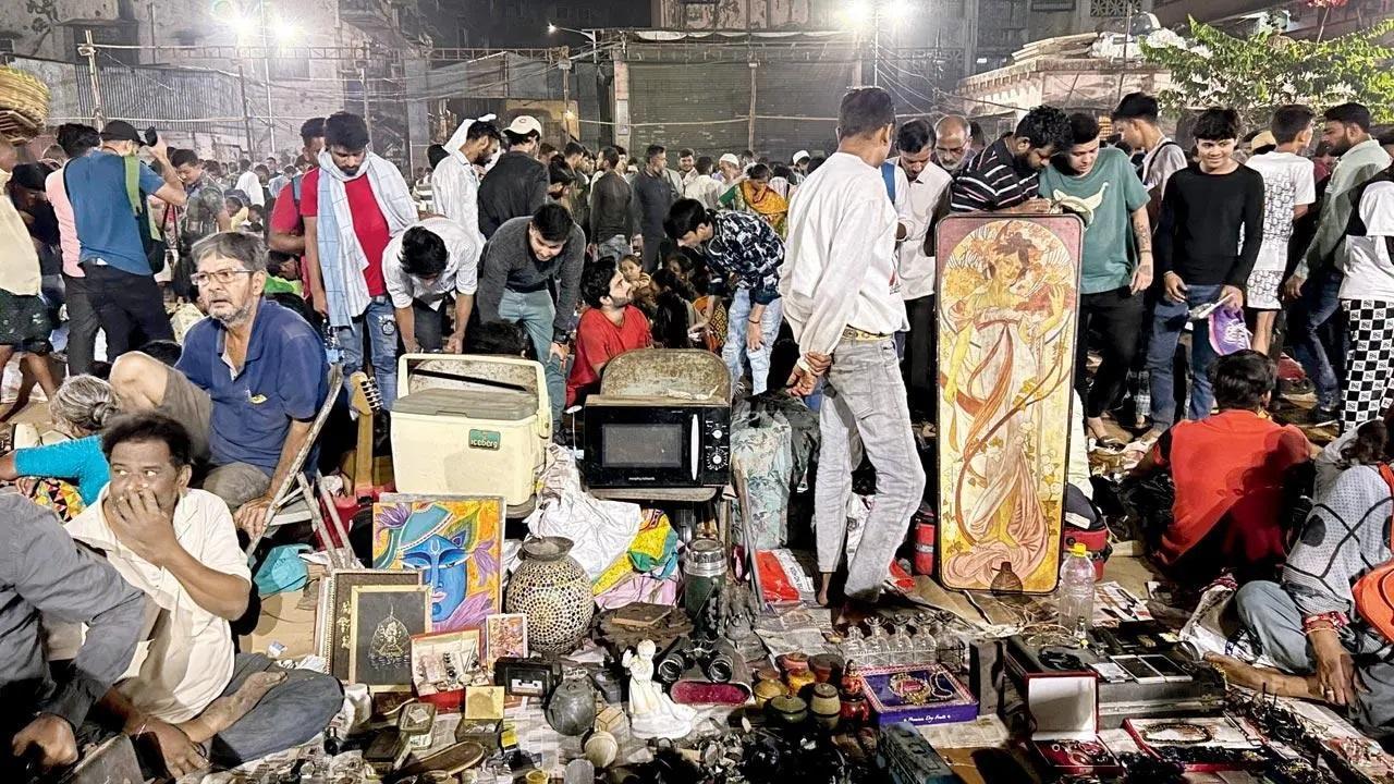 Chor Bazaar is a market infamously known for its ‘chori ka maal’, and people can find all sorts of things for a very cheap price. Photo Courtesy: Atul Kamble/Devanshi Doshi
