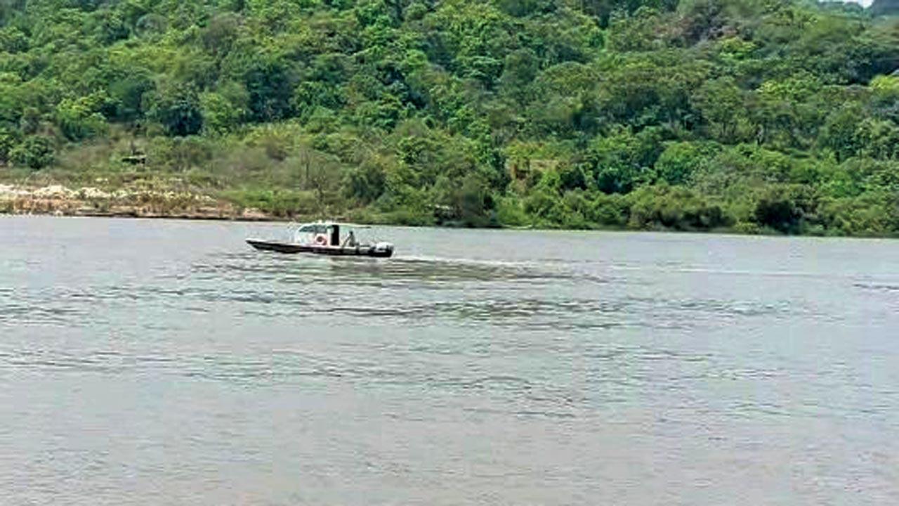 The Naigaon police and divers search for the severed head of Anjali Singh in Bhayandar creek on Wednesday. Pics/Hanif Patel