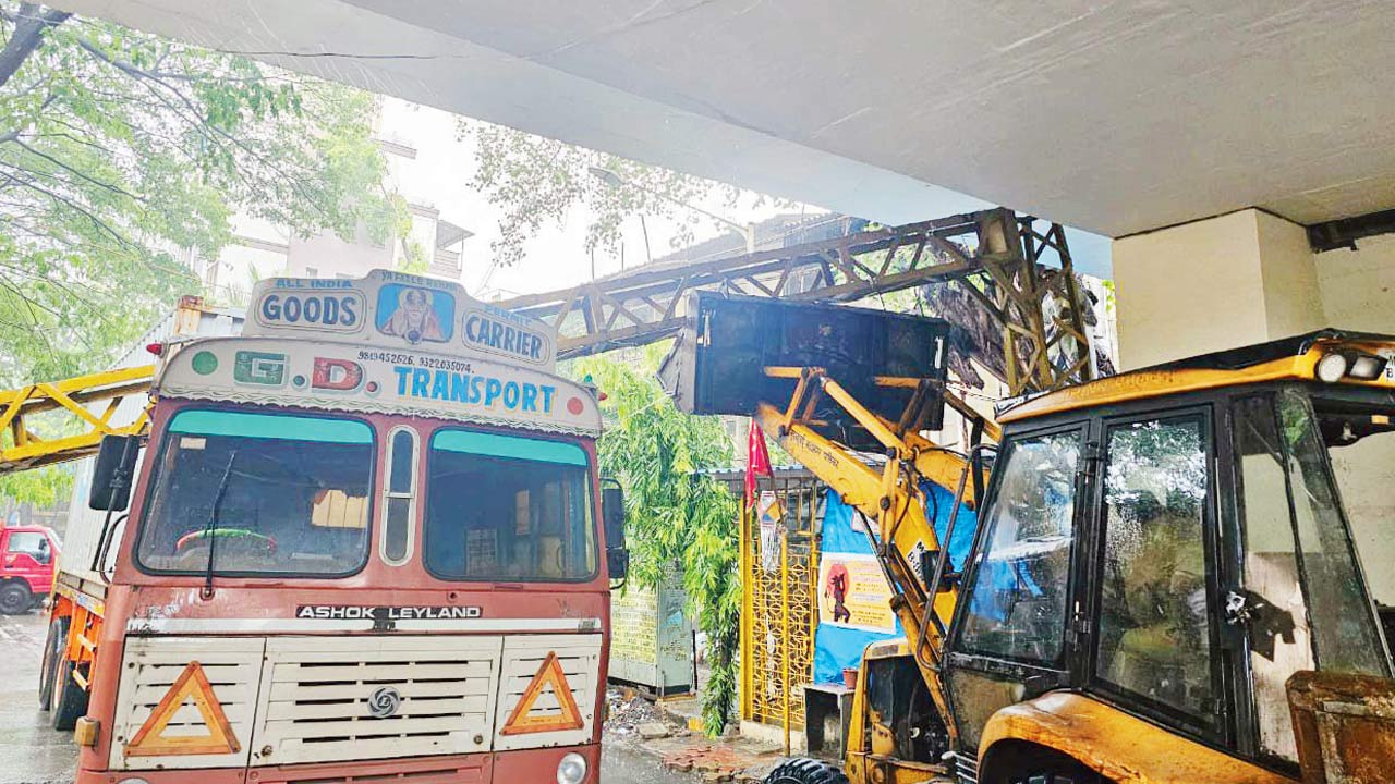 A height barrier under Captain Vinayak Gore flyover at Vile Parle broke when a container rammed it