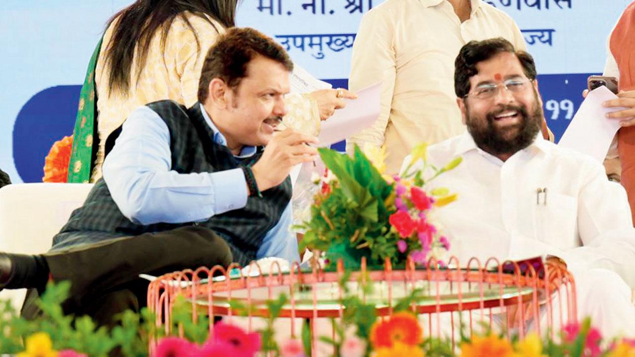 Devendra Fadnavis and Eknath Shinde at the  ‘Shasan Aaplya Dari’ event. Pic/CM’s team