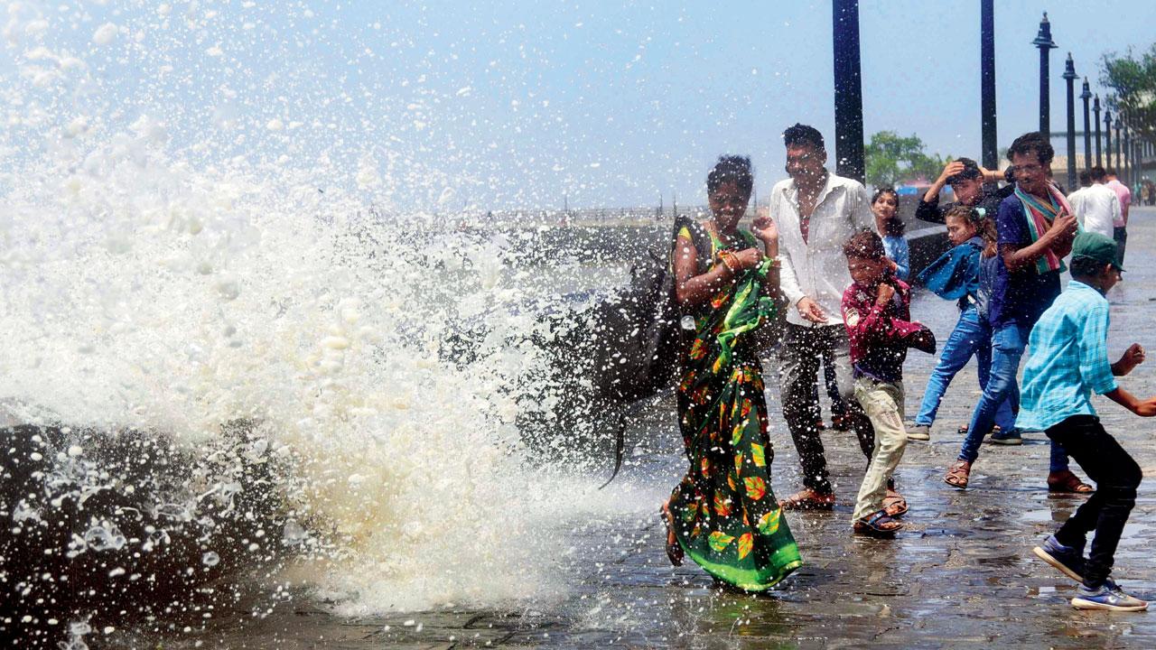 Big waves splash on passersby near the promenade. Pic/Pradeep Dhivar