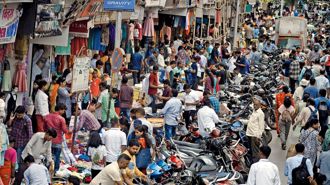 Hawkers in Dadar near the railway station. Pic/Ashish Raje