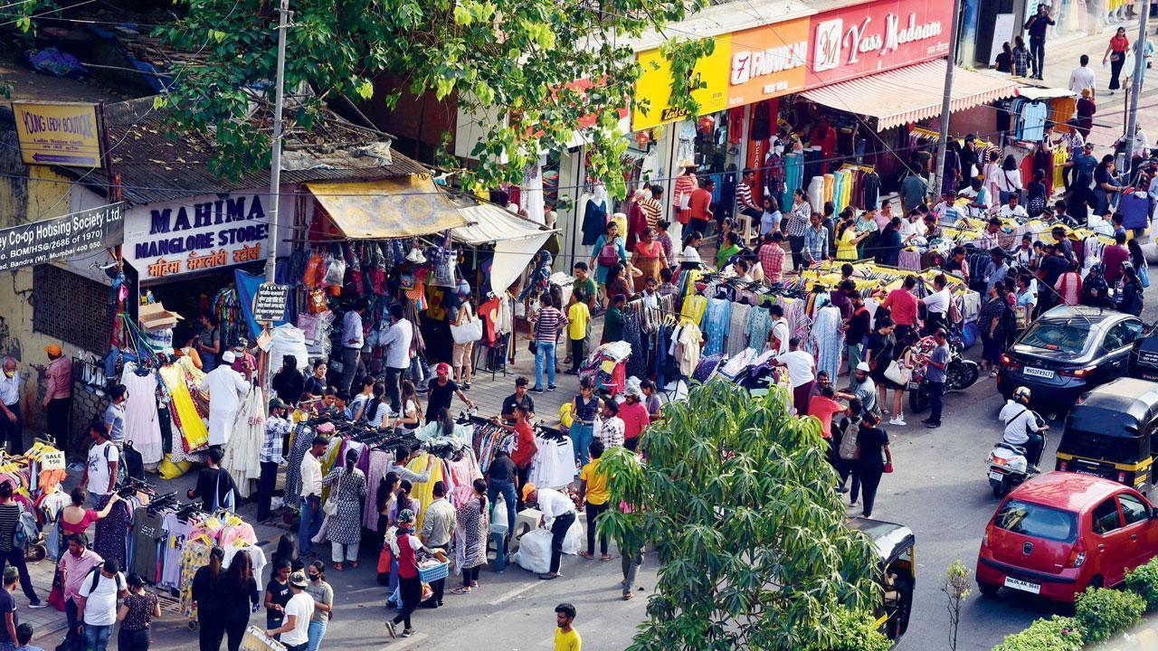 As the civic elections draw closer, the Brihanmumbai Municipal Corporation (BMC) started the stalled process of selection of hawkers to give licences. Pic/Shadab Khan