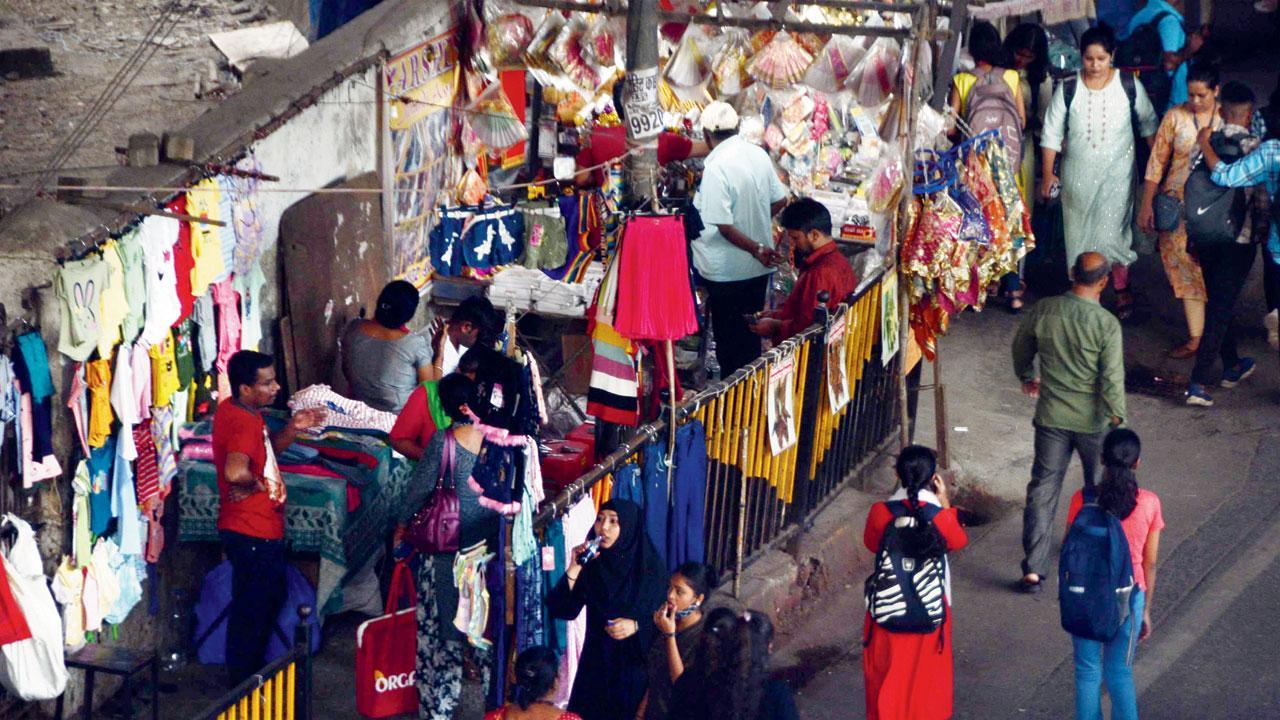 Mumbai: ‘Let an elected body decide on hawkers’ issue’