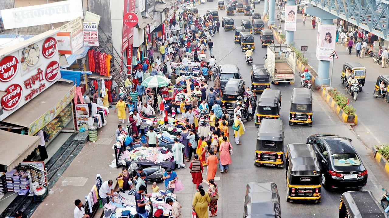 “The commissioner has sanctioned the proposal and most likely we will publish it on Monday. The list will be sent to hawkers’ unions also. Everyone can send their suggestions and objections within a month and then we will proceed accordingly,” said a BMC official. Once the list has been finalised it will be sent to the labour commissioner who will conduct the election among selected hawkers to elect their representatives. These representatives will be included in the TVC and the committee will then decide on the distribution of licences and regularisation. Pic/Anurag Ahire