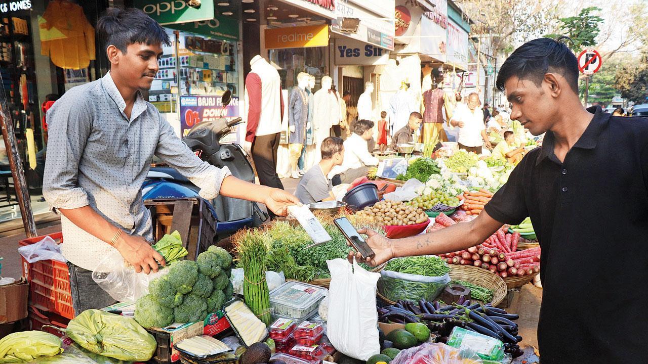 It held a meeting of the TVC on May 3, after postponing it twice. Though all the representatives of hawkers strongly objected to the selection of merely 10 per cent of the estimated hawkers (3 lakh) in the city, some members voted to start the process.  The decision was passed by 10 votes, with seven against it. The TVC is headed by BMC Commissioner Iqbal Singh Chahal. The concerned department sent a proposal to publish the list of selected hawkers on the BMC’s website. Pic/Anurag Ahire