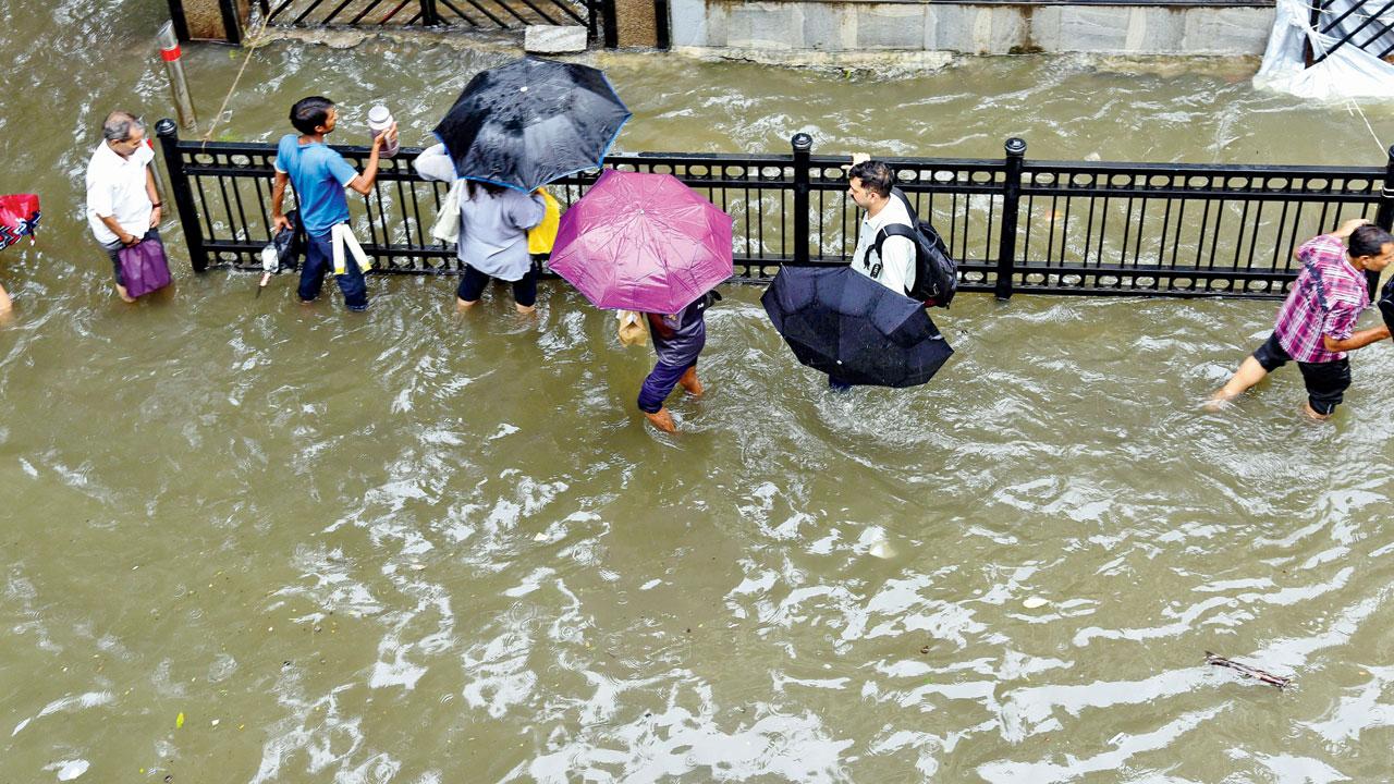 The flooded SV Road at Borivli. Pic/Nimesh Dave