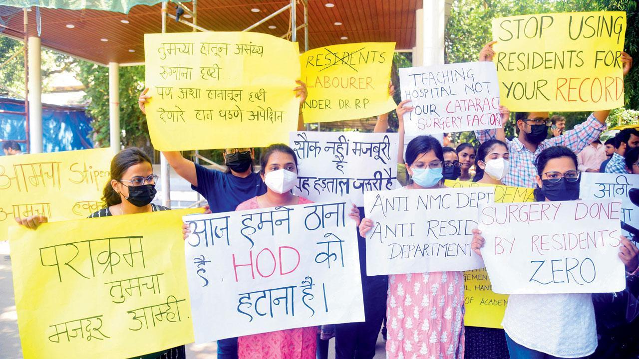 Mumbai: JJ medics call off strike as top doctors quit
