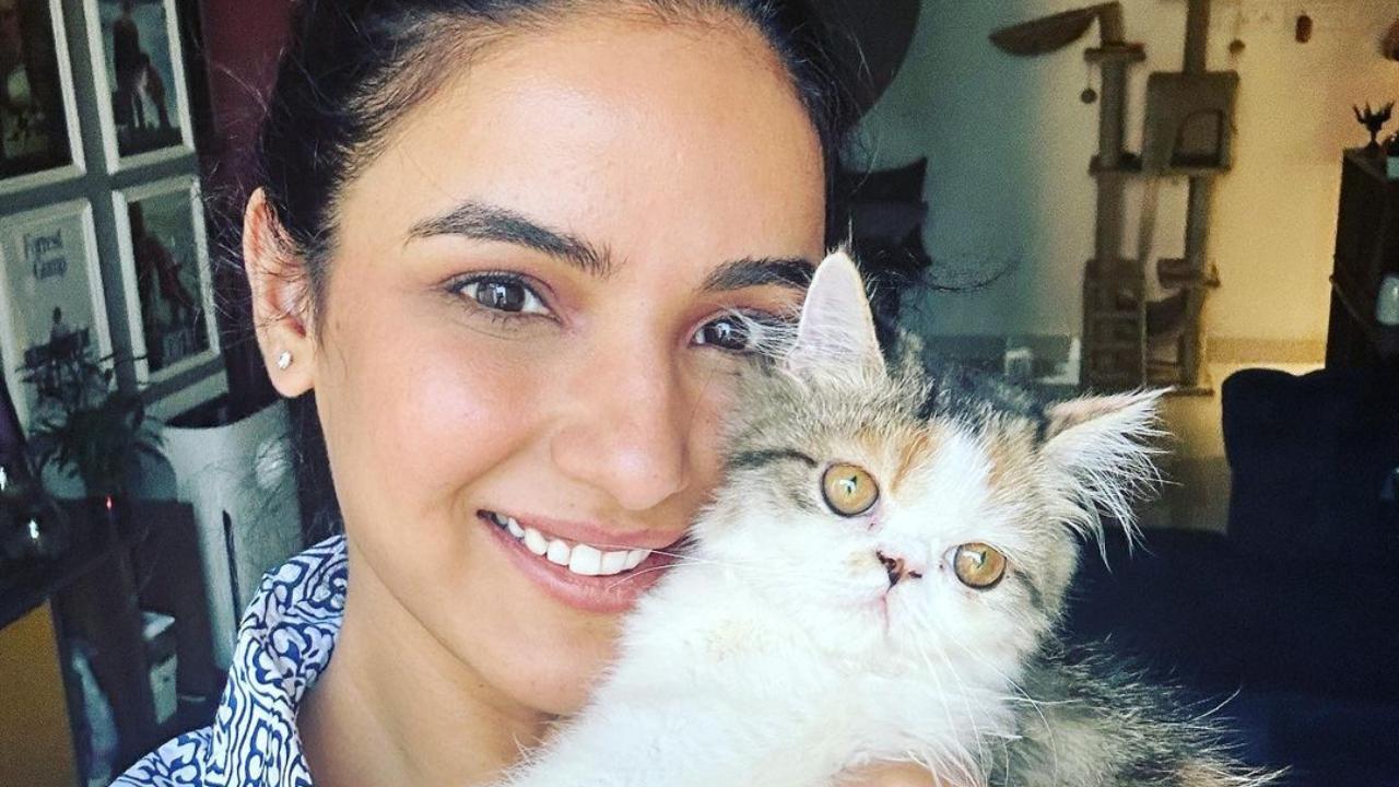 She posted some cute pictures with her cat.