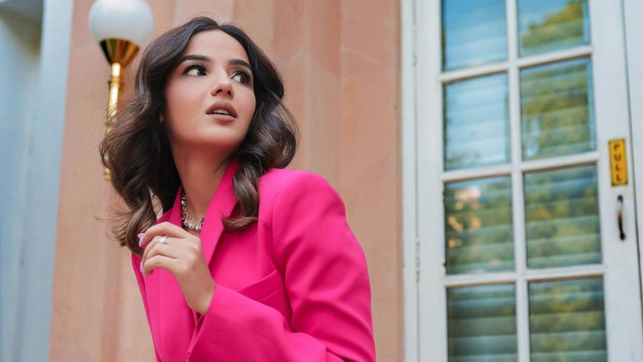 Jasmin looked like a modern Barbie in a monochrome pink pant-suit reflecting all the diva vibes.