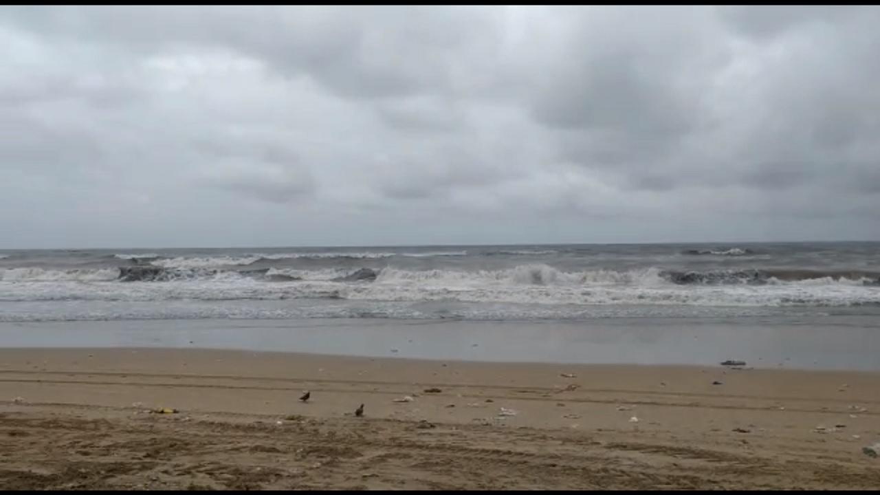 The IMD issued a 'yellow alert' for Mumbai, predicting relatively less intense showers on Thursday