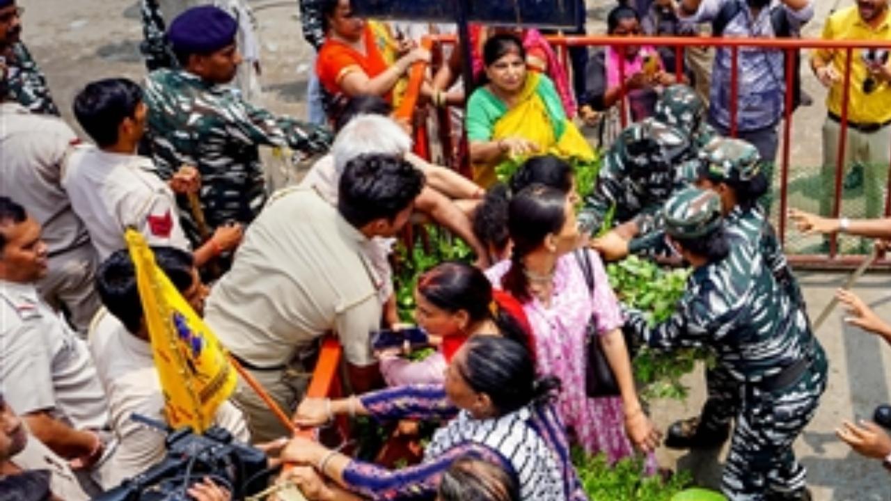A large number of people gathered to protest against the removal of a portion of a temple in Mandawali area in Delhi
 