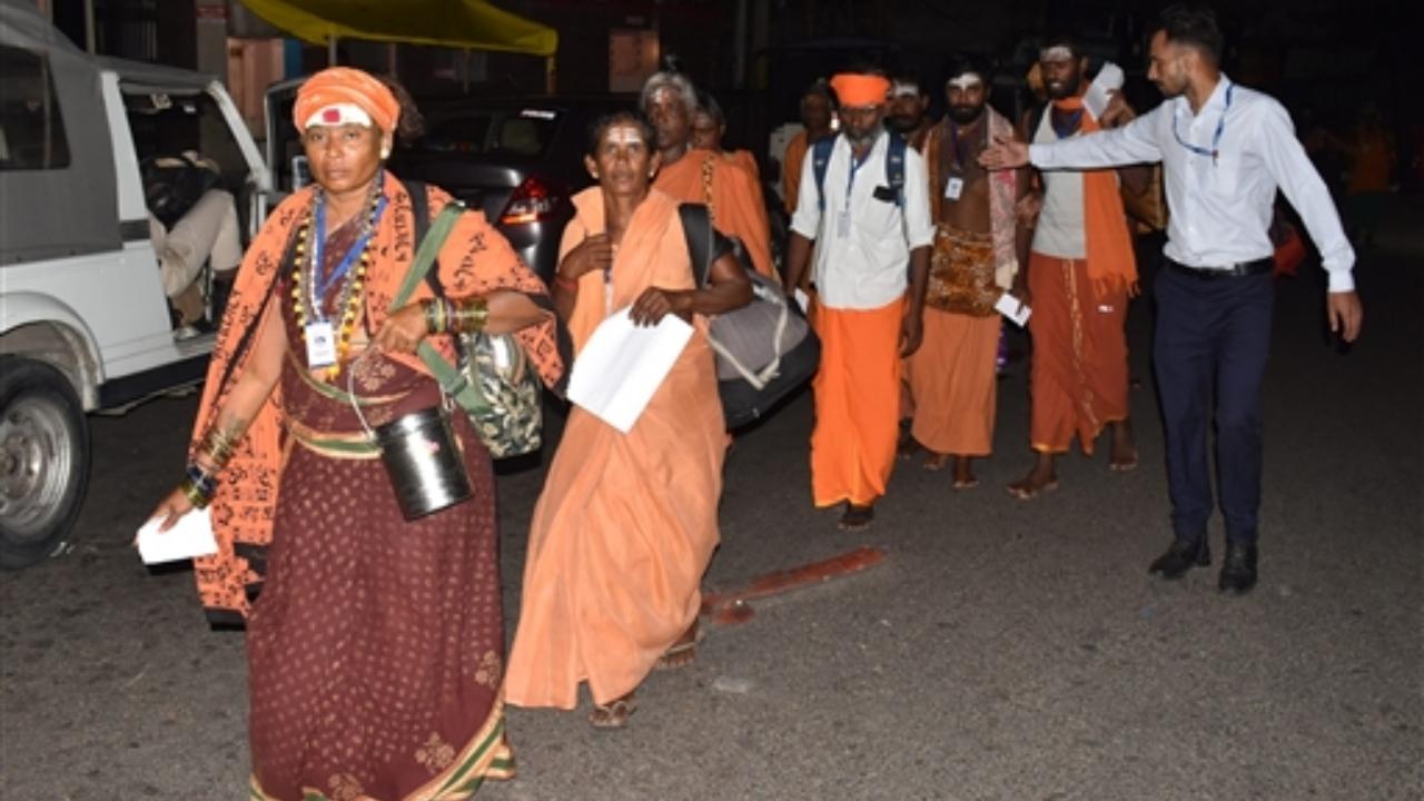 First batch of pilgrims leaves for the Amarnath Yatra 2023, in Jammu
 