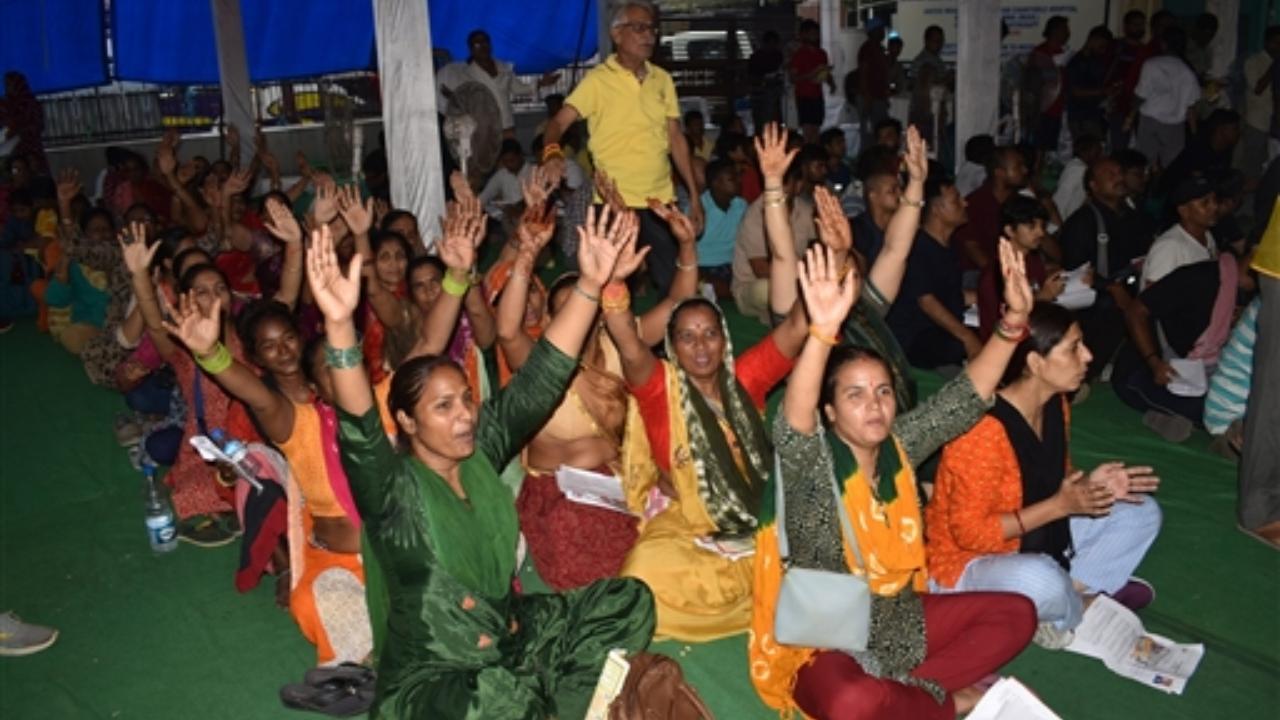 Pilgrims wait for registration of Amarnath Yatra 2023 at Mahajan hall
 