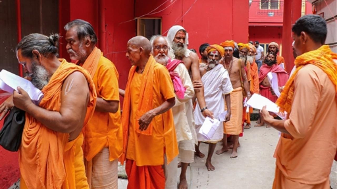 The pilgrims were escorted by CRPF troopers with area domination being done by the Army and police on the highway. The 62-day-long pilgrimage will commence from Kashmir on Saturday on the twin tracks of the traditional 48-km Nunwan-Pahalgam route in Anantnag district and the 14-km shorter but steep Baltal route in Ganderbal district
 