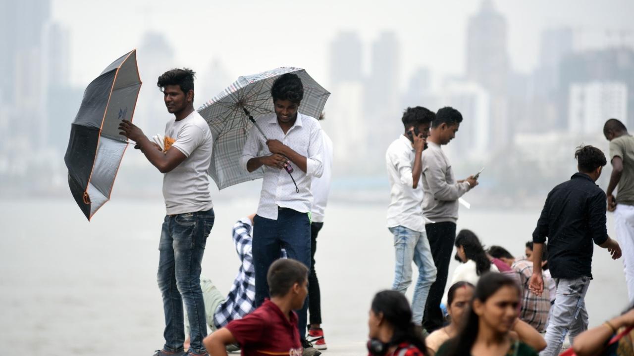 Mumbaikar enjoy rains at Marin Drive (Pic/Sameer Markande)