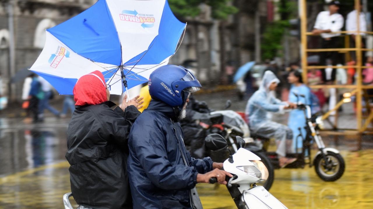 Brihanmumbai Municipal Corporation (BMC) Commissioner Iqbal Singh Chahal has also appealed to citizens to save water and use it judiciously. The southwest monsoon covered Mumbai on Sunday (Pic/Sameer Markande)
 