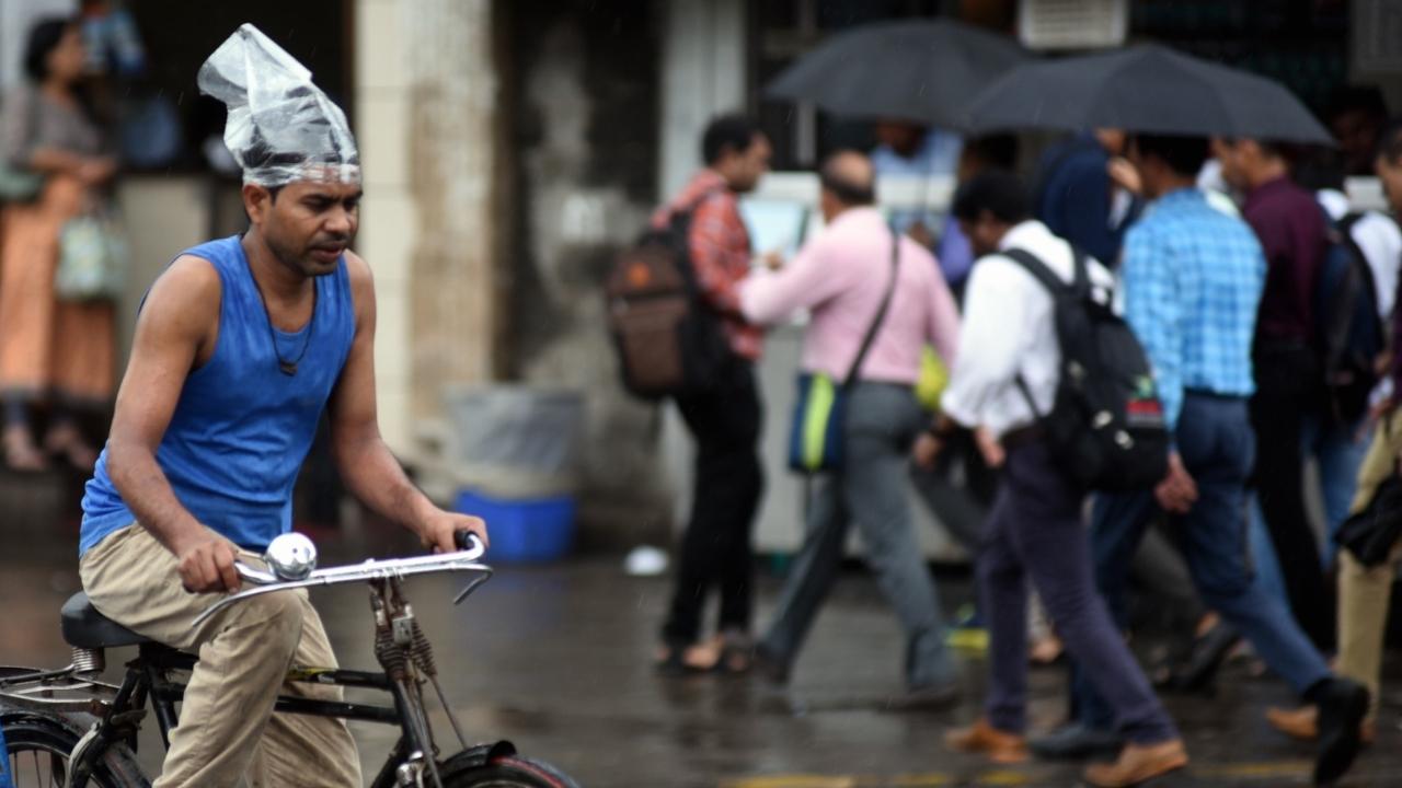 The India Meteorological Department (IMD) issued an orange alert for Mumbai, Palghar, Thane and Raigad on Saturday. 'Orange' alert means that people and administration need to be cautious and prepared. While an yellow alert has been issued for Mumbai on June 29 and 30. (Pic/Sameer Markande)
 