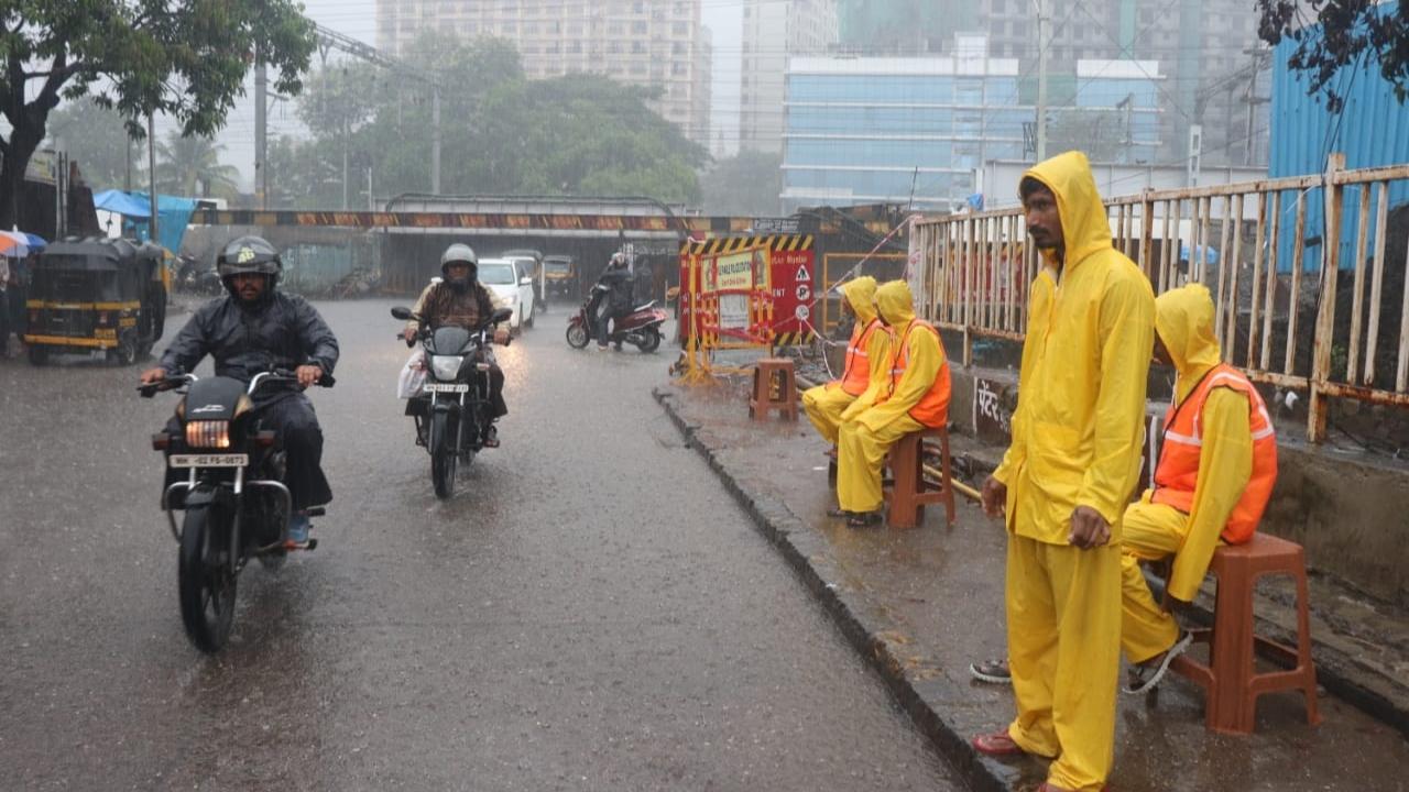 As per the Regional Meteorological Centre, Mumbai city received 12.44 mm of rain and eastern suburbs and western suburbs received 42.41 mm and 40.46 mm of rain respectively from 8 am to 12 pm (Pic/Anurag Ahire)
 
