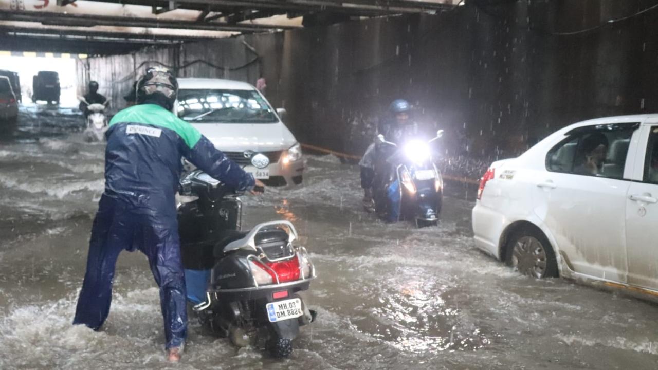 Commuters witness heavy rainfall in Hindmata, Dadar (East) area in Mumbai (Pic/Aishwarya Deodhar)
 