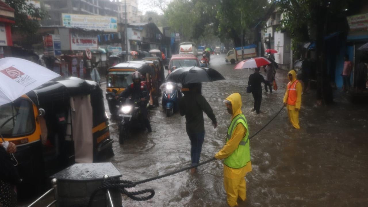 BMC personnel are seen stationed to control the flooding at Andheri Subway, Mumbai Pic/Anurag Ahire
 