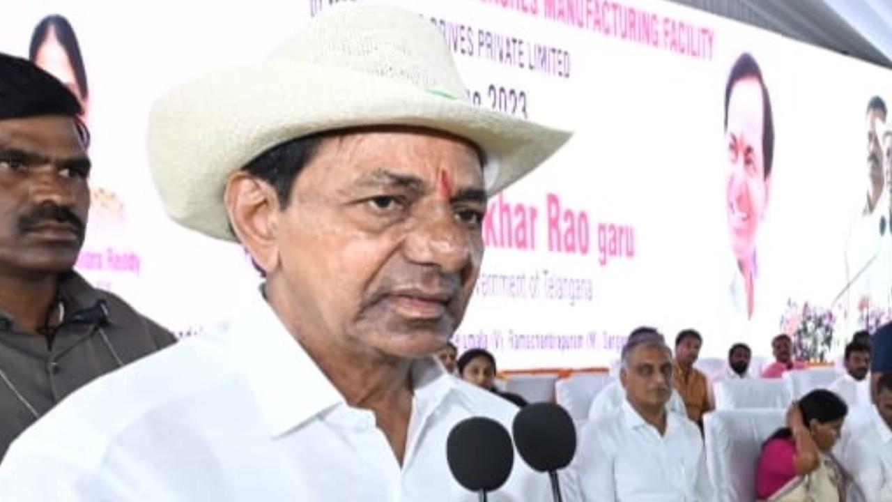 Maharashtra: Telangana CM KCR offers prayers at Pandharpur temple