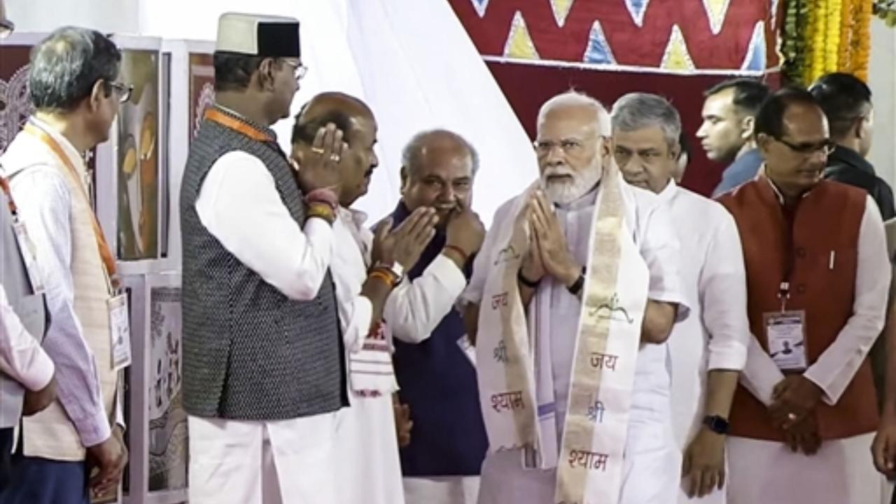 Prime Minister Narendra Modi being welcomed upon his arrival at the flagging off ceremony of five Vande Bharat Express trains
 