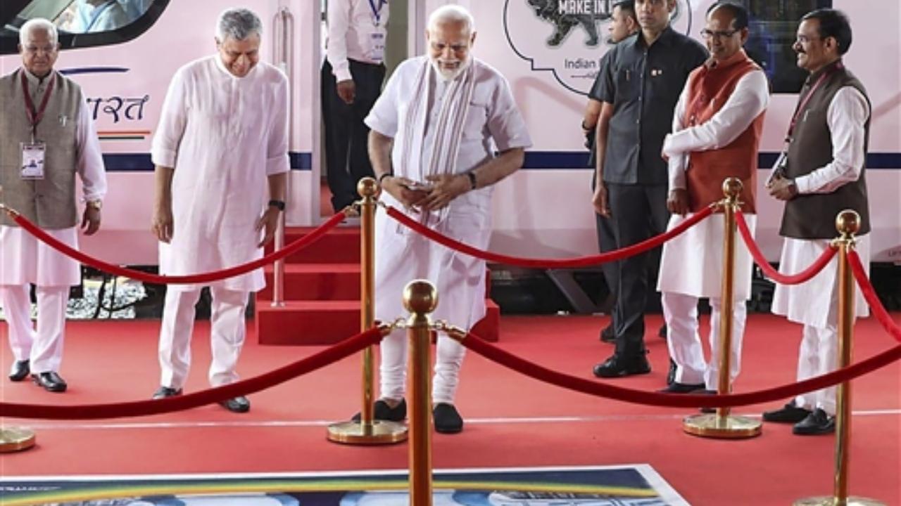 Prime Minister Narendra Modi during the flagging off ceremony of five Vande Bharat Express trains from Rani Kamlapati Railway Station, in Bhopal
 