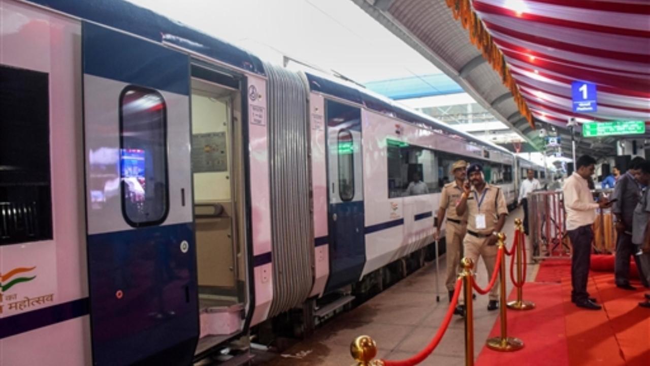 Vande Bharat Express train at Rani Kamalapati railway station (Pic/PTI)