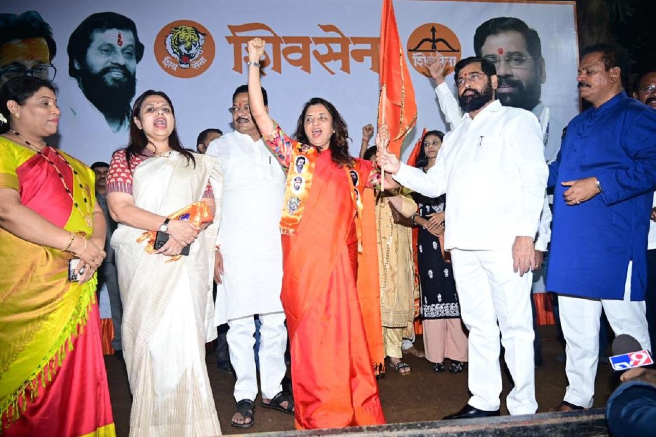 Kayande's cross-over comes on the eve of the foundation day of Shiv Sena and it is a second jolt to the Thackeray-led faction in two days