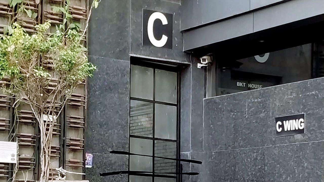 Mumbai: Lift crashes from fourth floor, 12 people injured