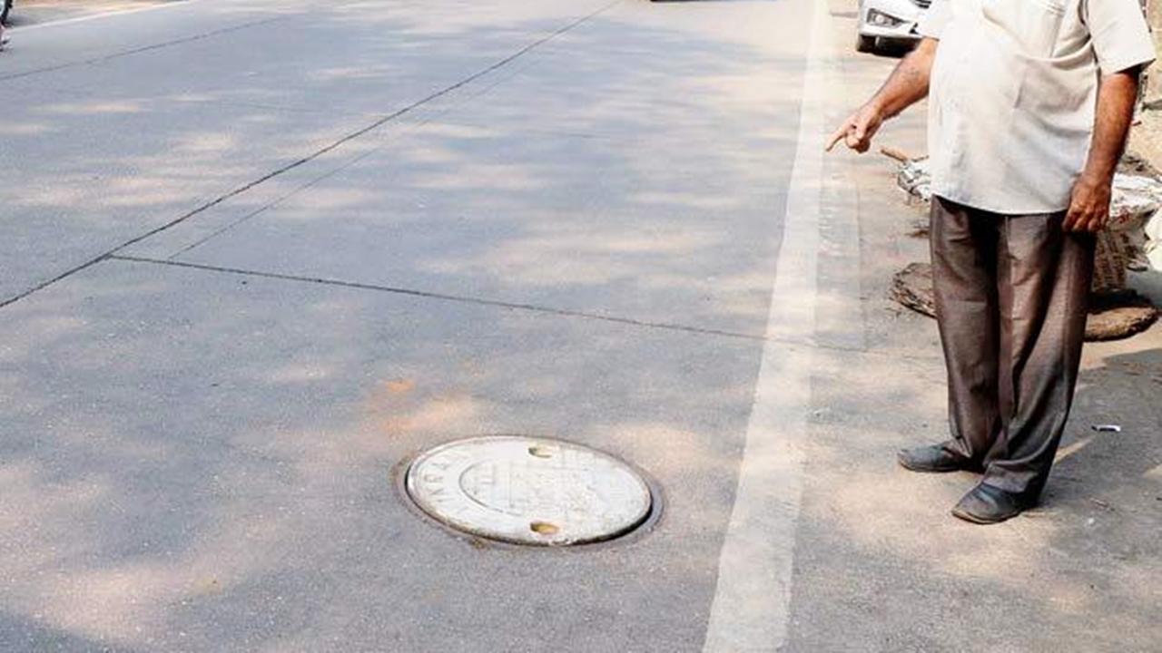 During the meeting, AMC P Velrasu appointed a committee under Deputy Municipal Commissioner Ullas Mahale to come up with a solution within 15 days. 

The Bombay High Court on Wednesday expressed displeasure over non-compliance with its 2018 order, wherein the BMC was asked to install protective grills on all manholes.