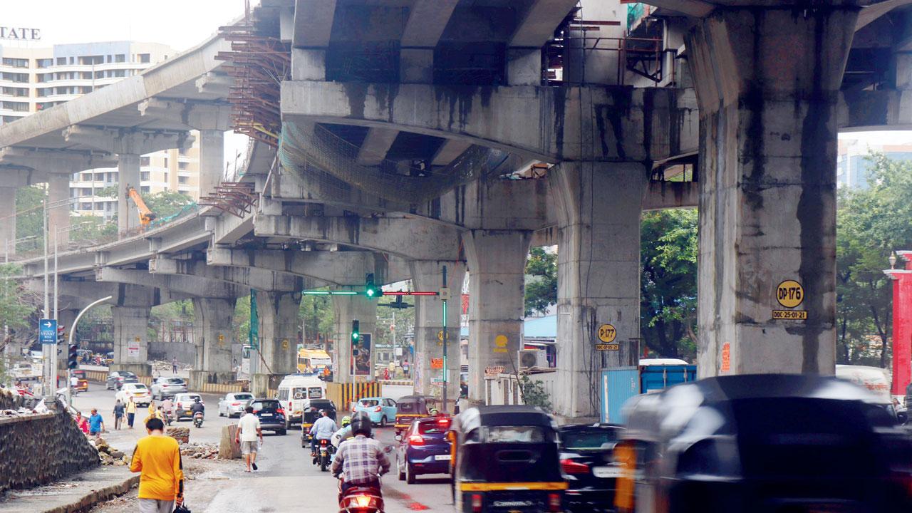 Metro barricades are nowhere to be seen on the stretch from JVLR junction to Powai on Thursday. Pic/Anurag Ahire